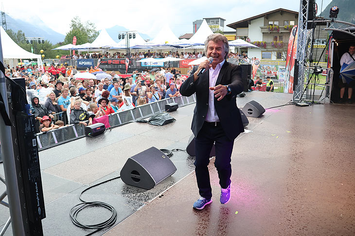 Andy Borg bei der Jungen Zillertalern auf der Bühne beim 25. JUZI Open Air am 17.08.2024 in Strass/Tirol (©Foto:Martin Schmitz)